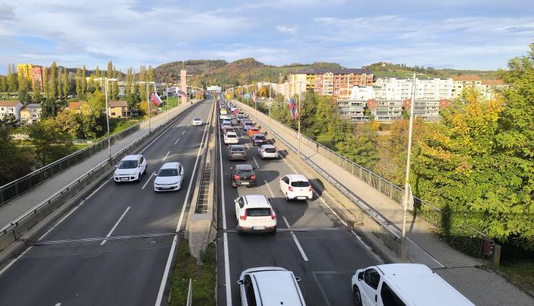 FOTO in VIDEO: Poglejte, do kod se je vila kolona na Koroškem mostu