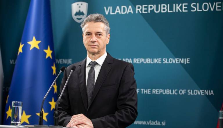 Golob zbolel, v Bruslju ga bo nadomeščal francoski predsednik Emmanuel Macron