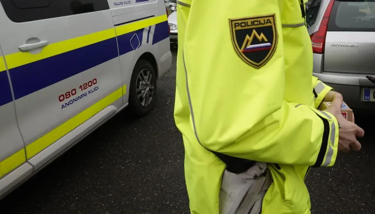 Javnost zmedena: Pretep in vinjenost ali policijsko nasilje v središču Ljubljane? 