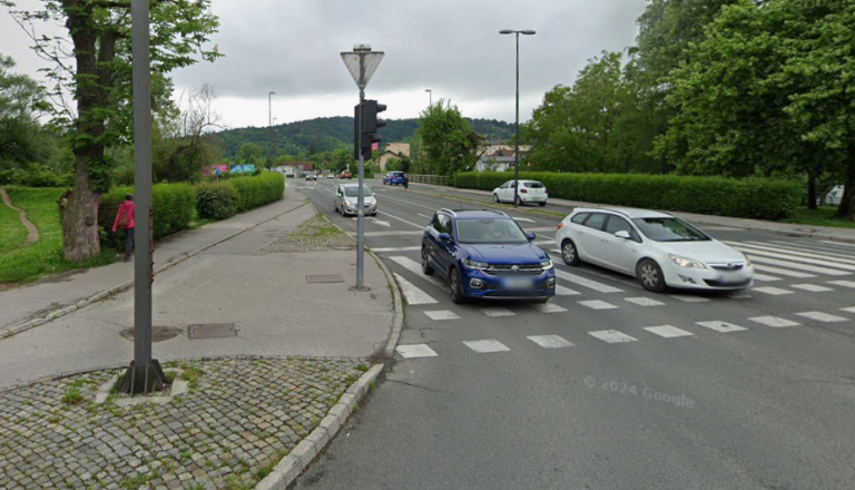 Nevarno ljubljansko križišče, kjer vsak dan poteka prava vojna med kolesarji in vozniki