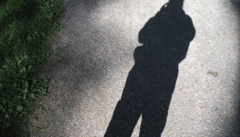 Pred štajersko osnovno šolo moški opazoval otroke in se razkazoval