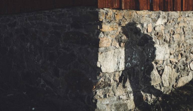 Pred mariborsko osnovno šolo moški opazoval otroke in se razkazoval