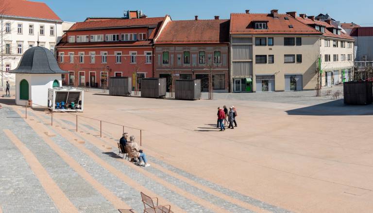 Mestni svet o spremembah cen odpadkov in grobnin, poimenovanju ulic in Glavnem trgu