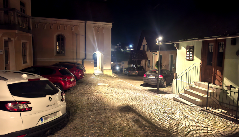 Trg pri cerkvi sv. Duha v Črnomlju dobil novo mestno svetilko