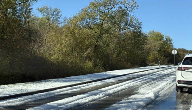 FOTO in VIDEO: Toča presenetila Krk in Zagreb, ceste zasnežene, prebivalci v šoku