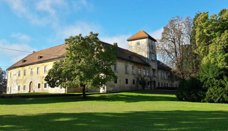 V Novem mestu bodo porušili nekdanje hleve na gradu Grm