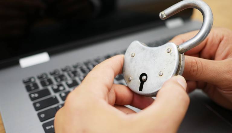 Policija opozarja: Lažna sporočila v imenu Halcom, podjetja in posamezniki ostali brez več kot milijon evrov