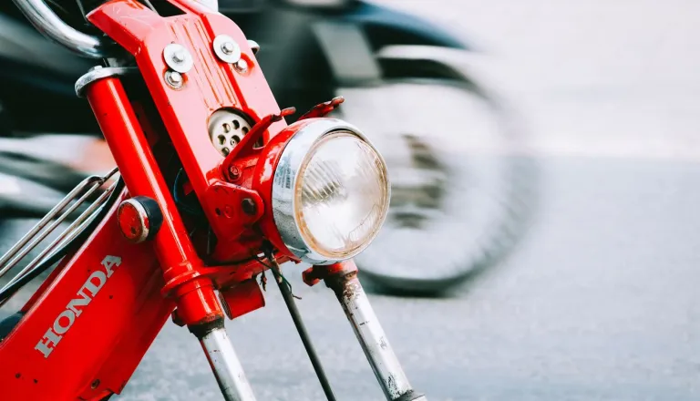 V Ljubljani padel voznik mopeda in odklonil preizkus alkoholiziranosti