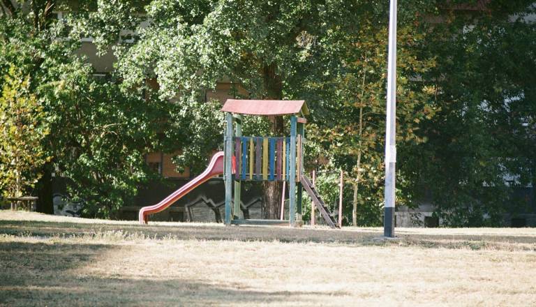 Incident pred mariborsko osnovno šolo: oški se je samozadovoljeval, policija obravnava sum kaznivega dejanja