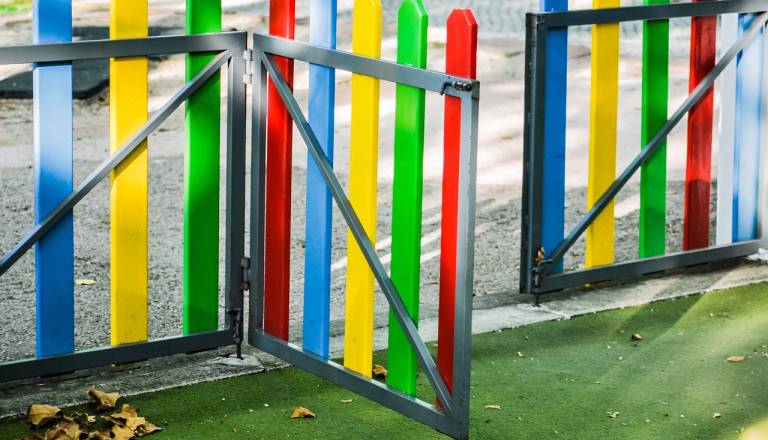 Moški se je samozadovoljeval pred štajersko osnovno šolo, policija obravnava sum kaznivega dejanja