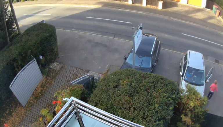 VIDEO: Šokanten posnetek iz Pomurja, muco odložila pri ambulanti in odpeljala