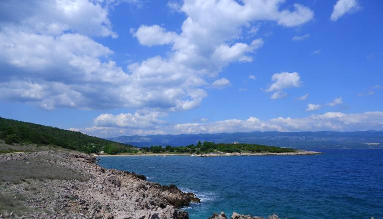 Slovenec gradil v zaščitenem obalnem pasu na Krku, zdaj dobil kazensko ovadbo