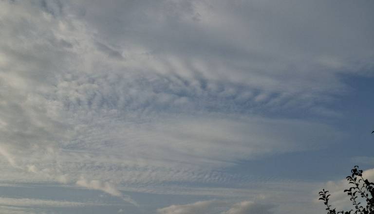 Topla sobota z meglo, hladnejši začetek tedna