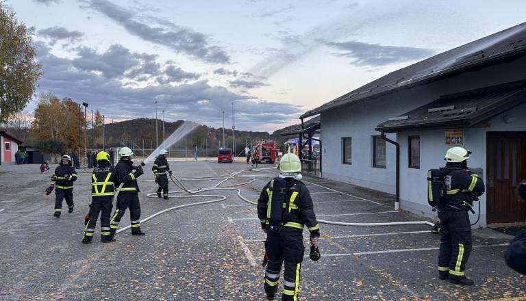 Na terenu je bilo 11 gasilskih vozil in več kot 50 gasilcev