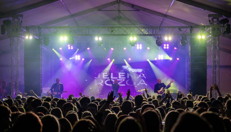 FOTO in VIDEO: Ptuj pozno v noč prepeval z Modrijani in Jeleno Rozgo