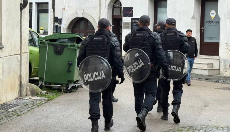 Po napadu v Novem mestu bo policija zoper 21-letnika podala kazensko ovadbo za posebno hudo telesno poškodbo s posledico smrti