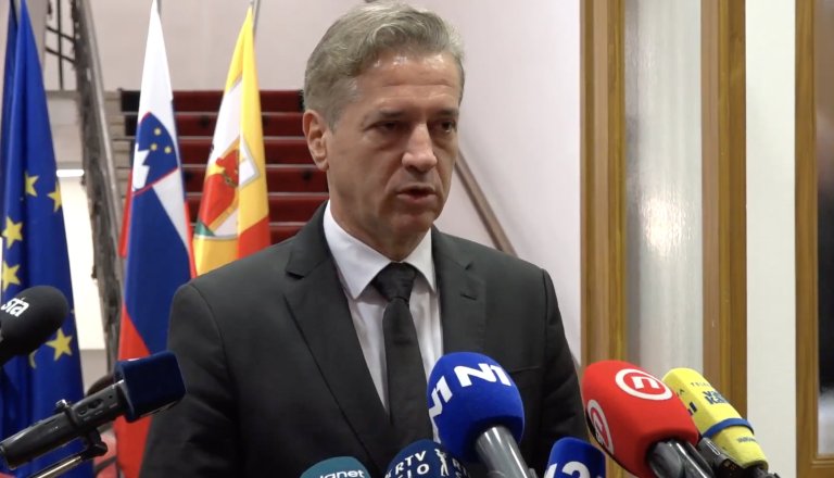 FOTO in VIDEO: Golob po obisku v Novem mestu napovedal radikalne ukrepe pri reševanju romskih vprašanj