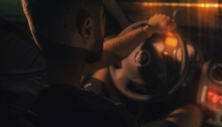 Voznik, ki je prevažal šolske otroke, napihal za volanom