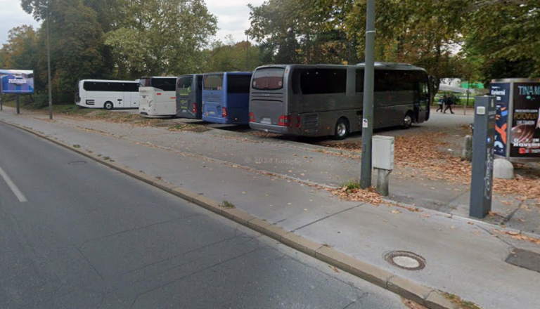 Prometni kaos pri Tivoliju: avtobusi še naprej povzročajo zastoje in nevarnost za pešce