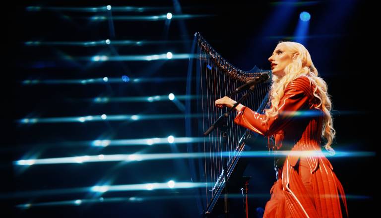 Stoječe ovacije za Raiven, v Cankarjevem domu razkrila novo poglavje svoje glasbe