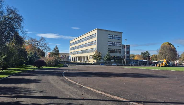 FOTO in VIDEO: Začela se je celovita prenova atletskega stadiona pri prvi osnovni šoli