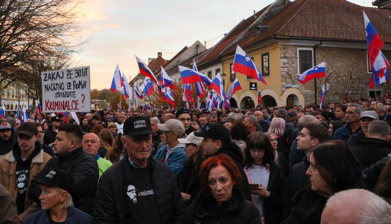 V ŽIVO: Protestniki zavzeli jedro Novega mesta, zbrala se je večtisočglava množica