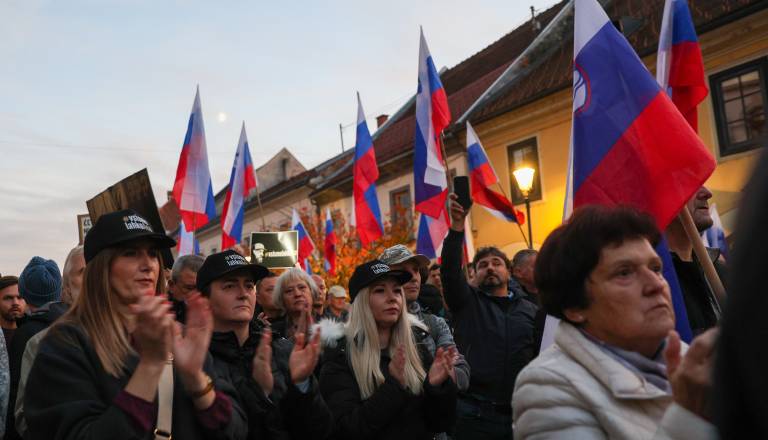 V ŽIVO: Množica protestnikov napolnila Glavni trg, oblasti sprašujejo: Kje ste bili?