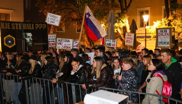 »Radikalni ukrepi« vlade za reševanje romske problematike po vzoru boja proti mafiji?