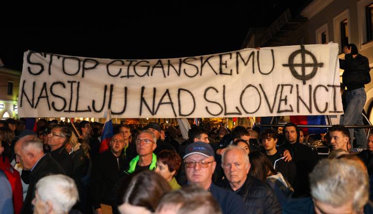 V ŽIVO: Na Glavnem trgu ogromna množica, v zraku napetost: »Dovolj je«