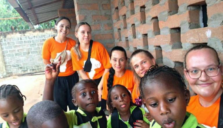 Zgodba sočutja iz Gambije: Kaja iz okolice Ptuja pomaga fantu, ki se bori za življenje