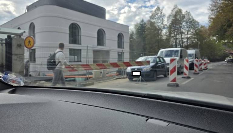 Zapora na začetku Ceste 27. aprila povzroča gnečo in nevarnost za pešce – občina pojasnjuje