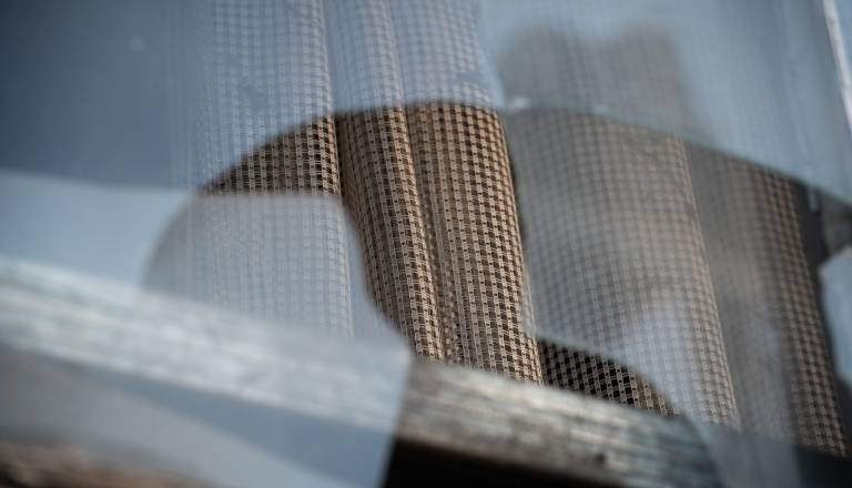 Serijski vlomilci Štajerskem: Kradli zlatnino, ure, puške, registrske tablice in salame