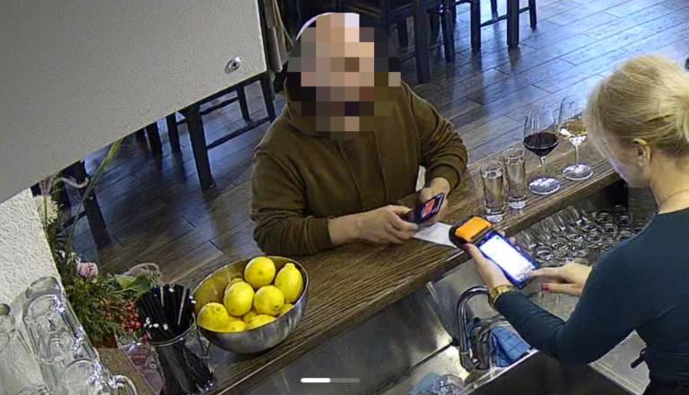 Gost v Mariboru izkoristil sočutje osebja: Pretvarjal se je, da mu partnerka rojeva in jedel zastonj