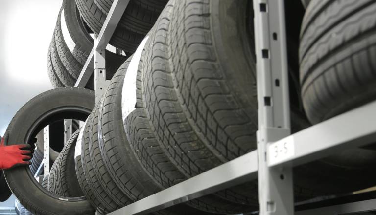 Tatovi ukradli večje število pnevmatik, mariborski policisti ujeli mladoletnika s šestimi škatlami petard