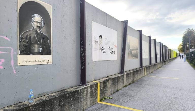 FOTO: Vandali oskrunili Slomškovo podobo z nacističnimi simboli