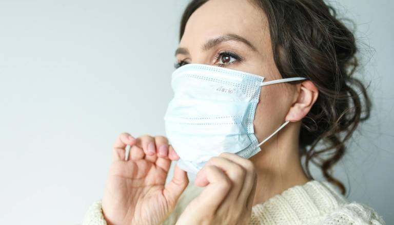 V porastu nova različica covida, med simptomi občutek »britvice v grlu«