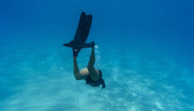 Grozil s podvodno puško in povzročil več tisoč evrov škode