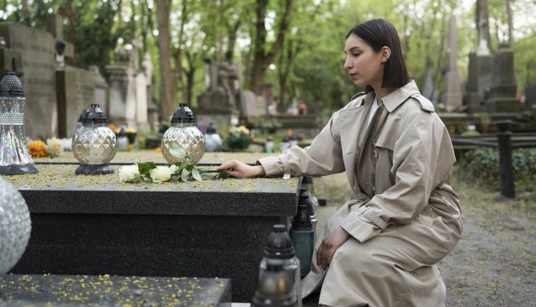 Ko mrtvi »oživijo« in grobovi zasijejo: najbolj nenavadni običaji ob 1. novembru po svetu