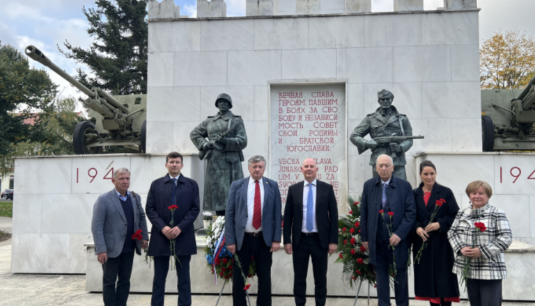 Pred spomenikom zmage položili venec 