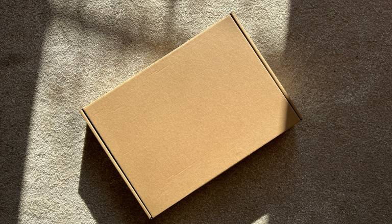 Preplah na Štajerskem: Starejša gospa prejela skrivnosten paket z belim prahom