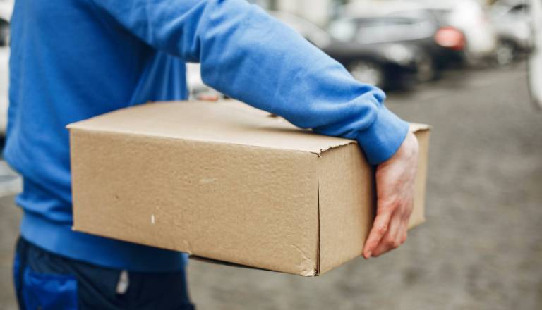 Skrivnosten paket z belim prahom prestrašil starejšo žensko