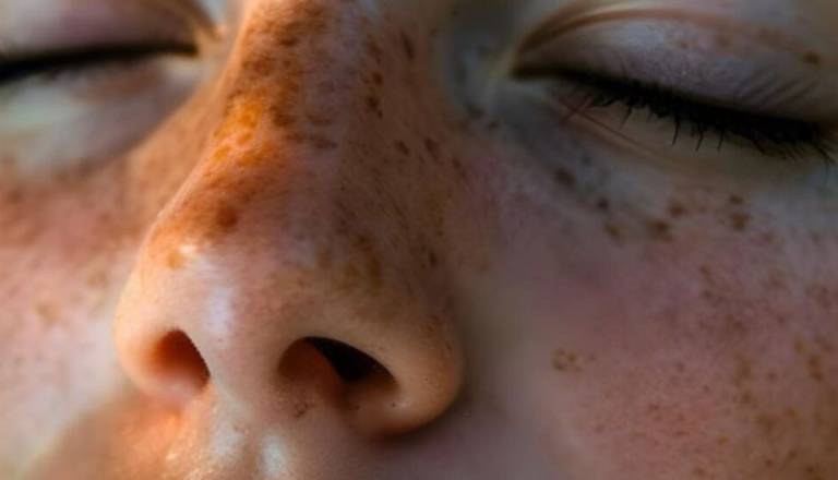 Kako z izdelki za nego kože omiliti pigmentne madeže