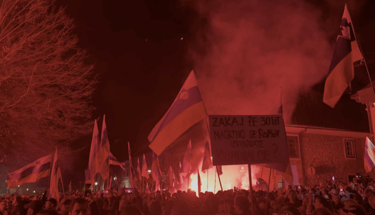 VIDEO: Takšno »dobrodošlico« množice sta ob začetku govora dobila Robert Golob in Luka Mesec