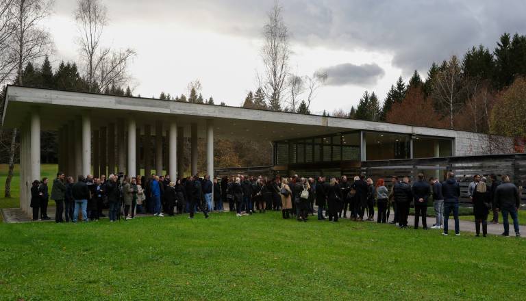 Solze, tišina in spoštovanje: Novo mesto se poslavlja od tragično preminulega Aleša Šutarja
