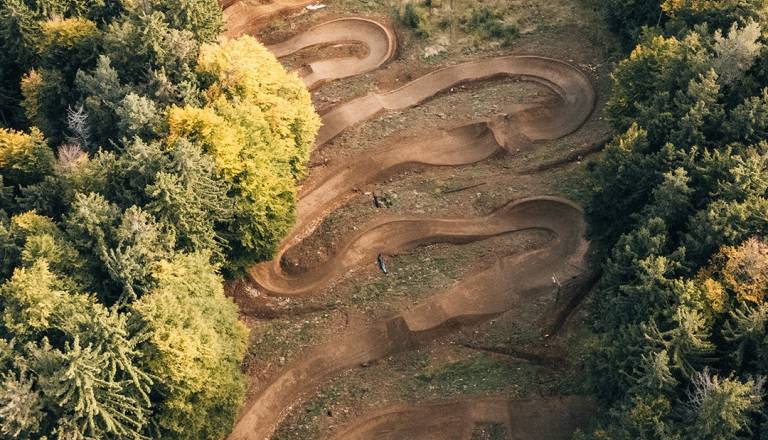 Ljubitelji adrenalina, ne zamudite! Na Pohorju jutri odpirajo zgornji odsek nove proge Jump Line 