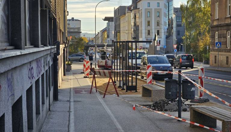 FOTO: Eno najbolj prometnih postajališč v Mariboru dobiva nove nadstrešnice. Kaj bo s starimi?