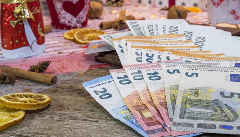 Vlada potrdila božičnico v višini polovice minimalne plače