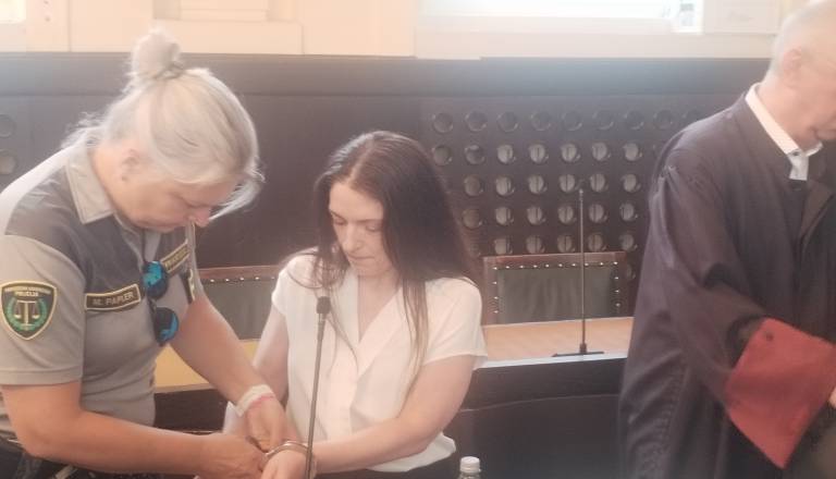 Na mariborskem okrožnem sodišču se je začelo sojenje Štajerki Urški Šprah zaradi goljufije in pranja denarja