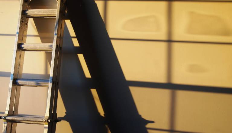 V Rovišču, Novem mestu in Prevolah poškodovani moški pri delu na lestvi