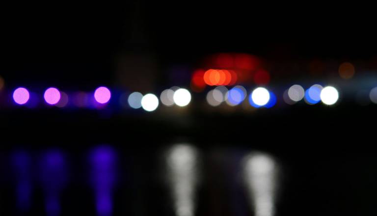 Voznik zletel s ceste pri Krvavčjem Vrhu in trčil v drevo